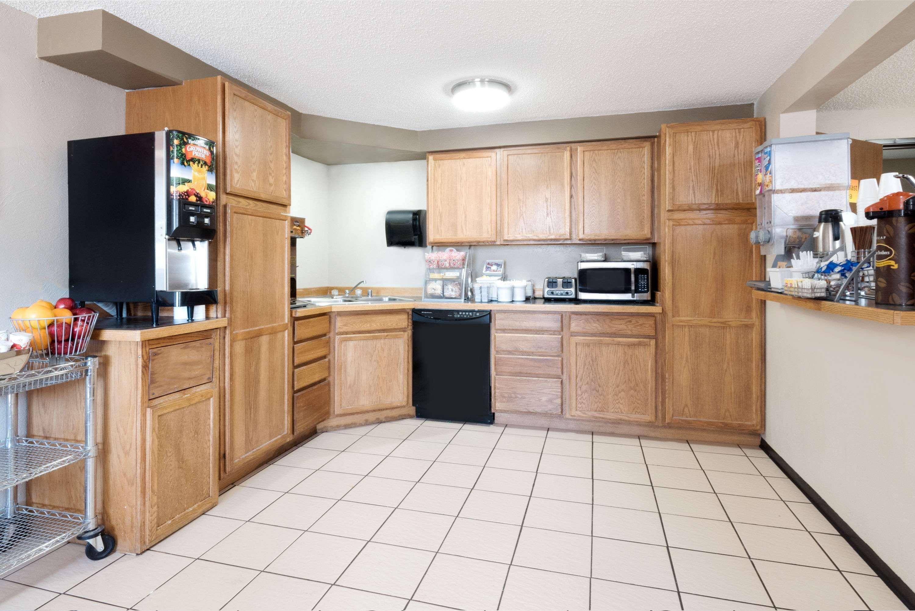 Super 8 By Wyndham Miles City Exterior foto